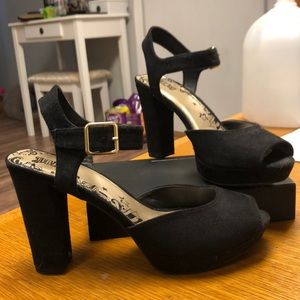 Plain Black Chunk Heels